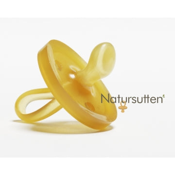 Natursutten Fopspeen Rond Anatomisch S: Heerlijk zacht fopspeentje van Natursutten, anatomisch gevormd, gemaakt van 100% natuurlijk rubber. De naam Natursutten betekent eigenlijk natuurlijk zuigen en dat is goed merkbaar.