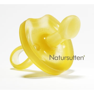 Natursutten Fopspeen Vlinder Anatomisch L: Heerlijk zacht fopspeentje van Natursutten, anatomisch gevormd, gemaakt van 100% natuurlijk rubber. De naam Natursutten betekent eigenlijk natuurlijk zuigen en dat is goed merkbaar.