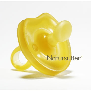 Natursutten Fopspeen Vlinder Anatomisch S: Heerlijk zacht fopspeentje van Natursutten, anatomisch gevormd, gemaakt van 100% natuurlijk rubber. De naam Natursutten betekent eigenlijk natuurlijk zuigen en dat is goed merkbaar.
